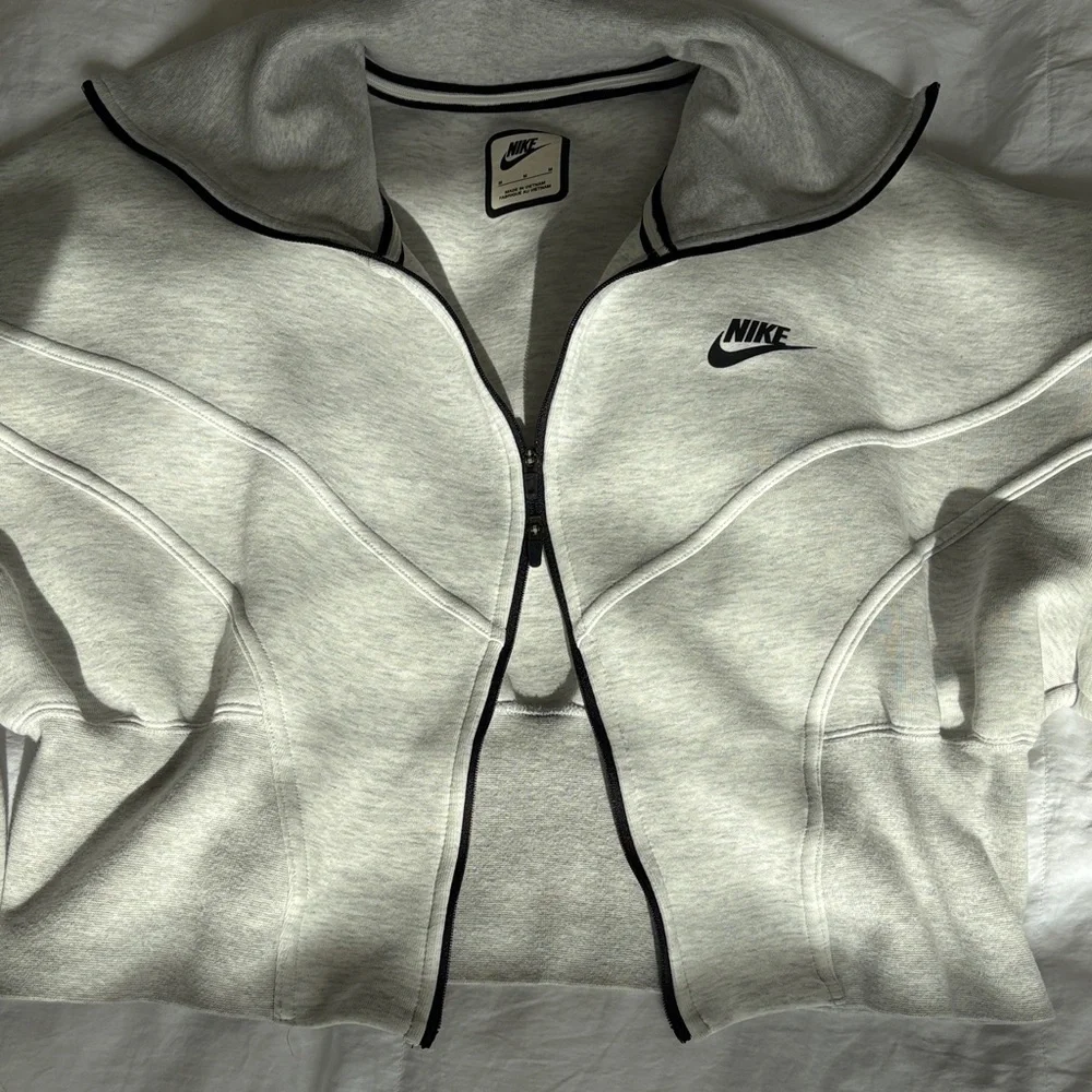 Nike Heather Gray Zip-Up Jacket with Black Accents - Picture 4 of 4